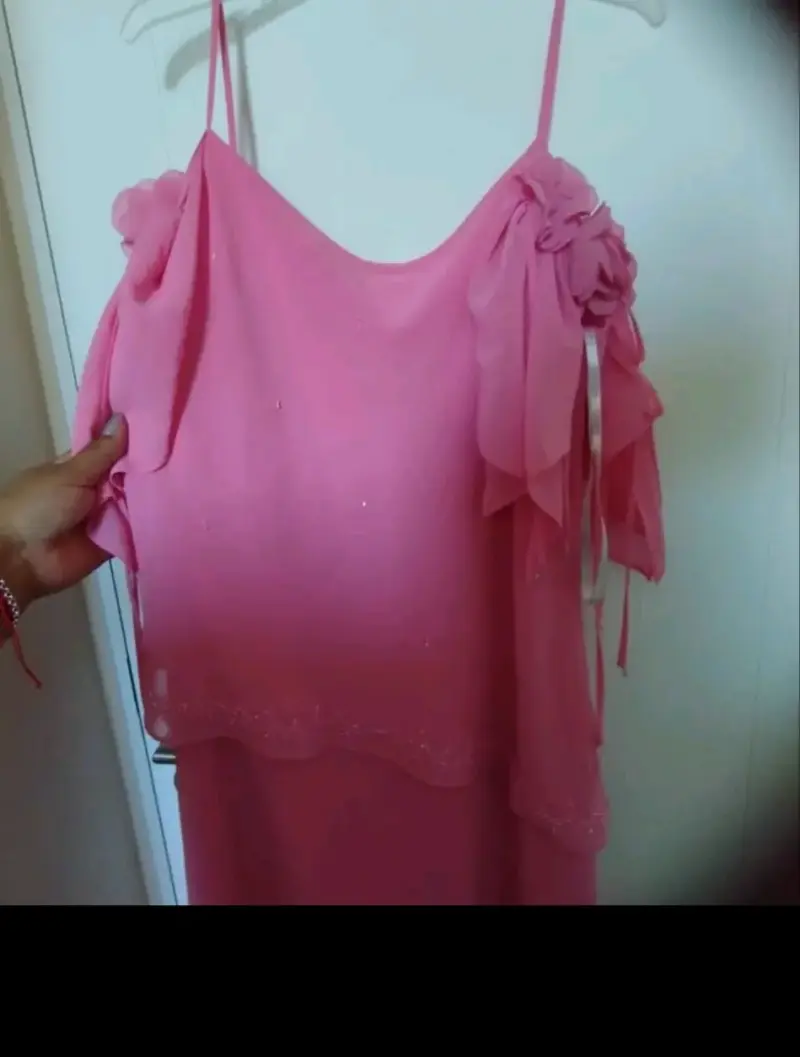 Vestido largo rosa con detalles florales - 4
