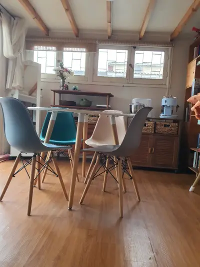 Juego de Comedor Redondo con Sillas de Colores - miniatura 1