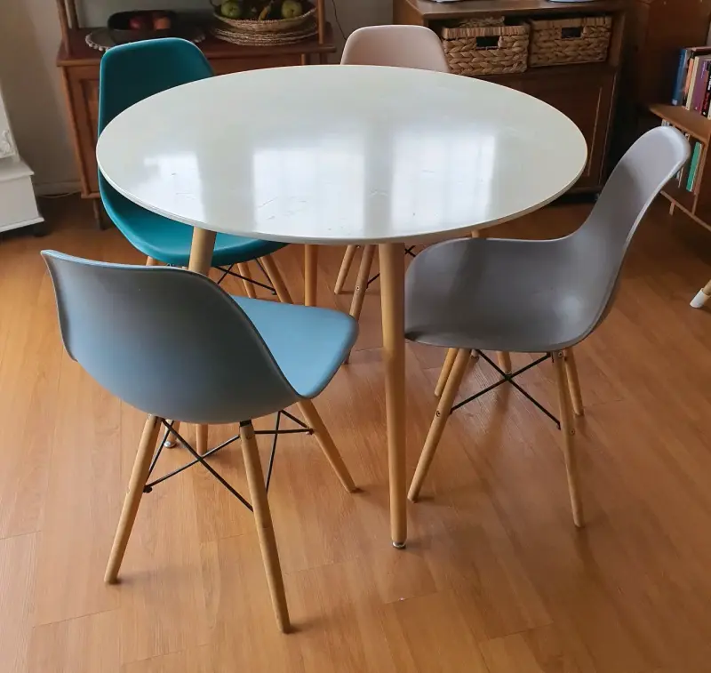 Juego de Comedor Redondo con Sillas de Colores - 2