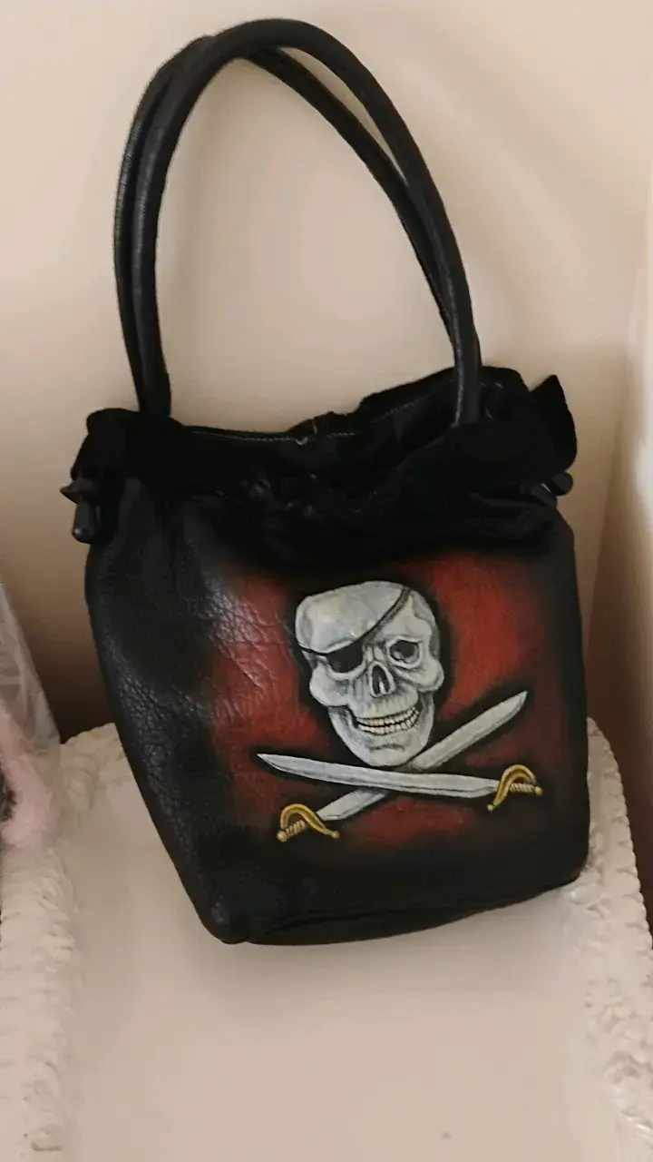 Bolso negro con diseño de calavera pirata