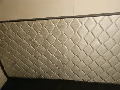 Colchón de una plaza en buen estado - miniatura 1