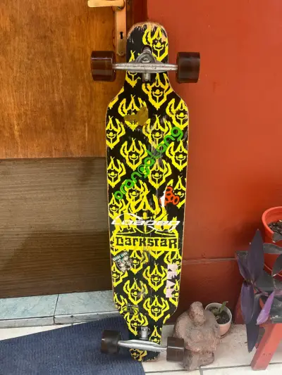 Longboard Darkstar con diseño llamativo - miniatura 1