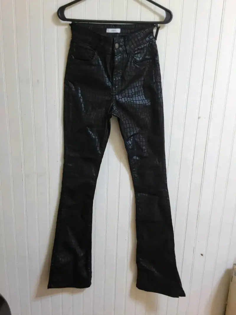 Pantalones negros efecto cuero Forever 21