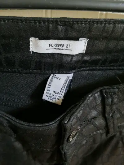 Pantalones negros efecto cuero Forever 21 - miniatura 4