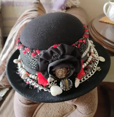 Sombrero negro decorado con flores y perlas - miniatura 1