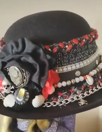 Sombrero negro decorado con flores y perlas - miniatura 2