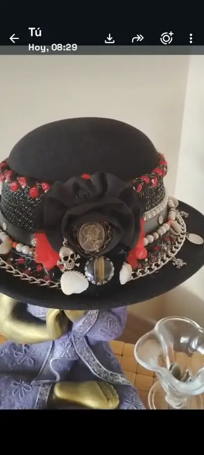 Sombrero negro decorado con flores y perlas - miniatura 3