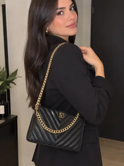 Cartera negra con cadena dorada elegante - miniatura 1