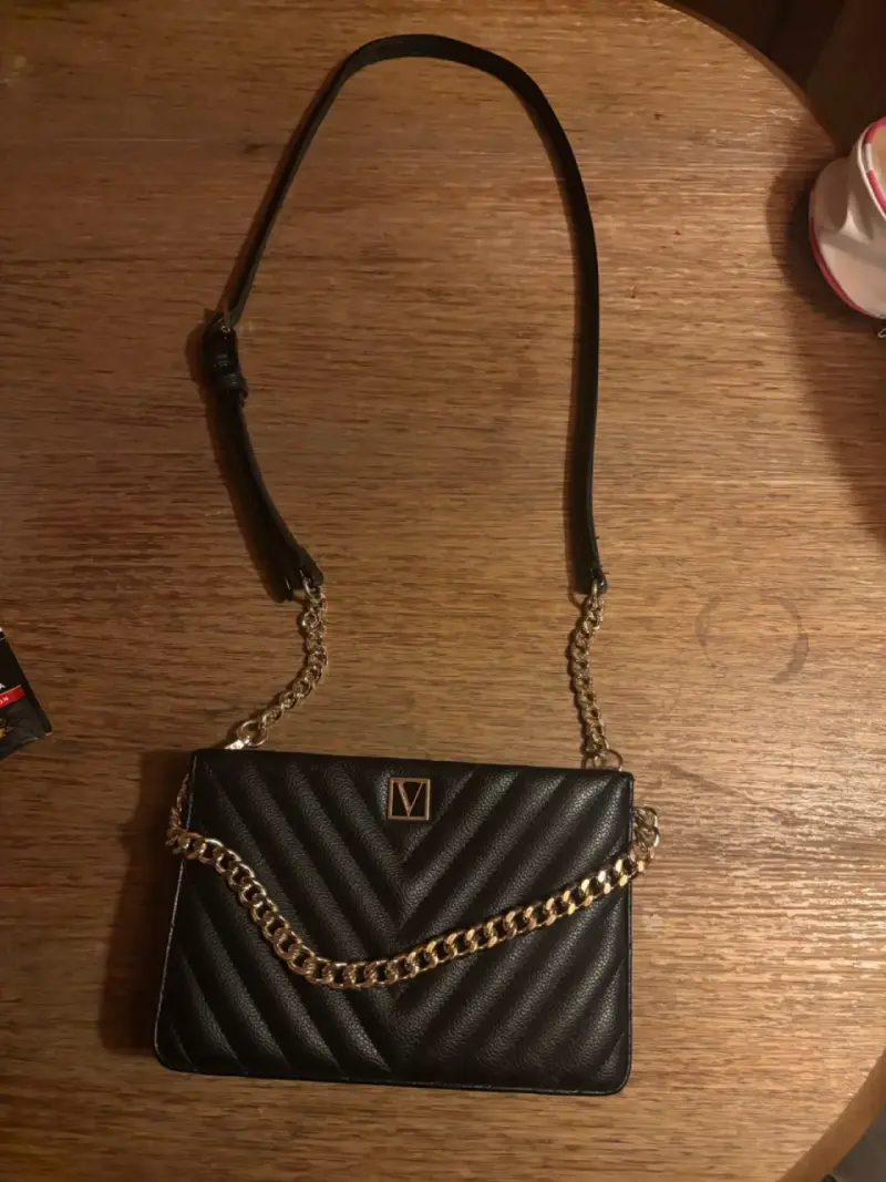 Cartera negra con cadena dorada elegante - 2
