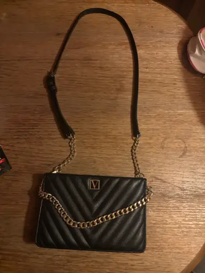 Cartera negra con cadena dorada elegante - miniatura 2