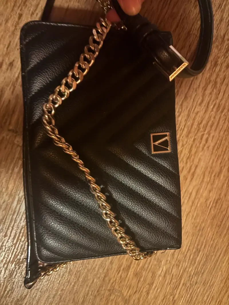 Cartera negra con cadena dorada elegante - 3