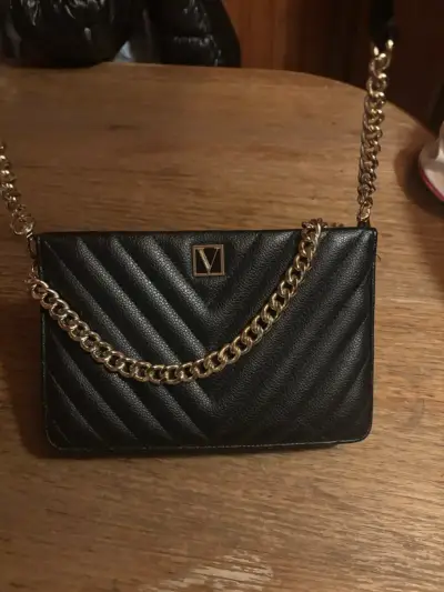 Cartera negra con cadena dorada elegante - miniatura 4