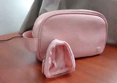 Neceser de viaje rosa y bolso llavero - miniatura 1