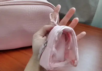 Neceser de viaje rosa y bolso llavero - miniatura 2
