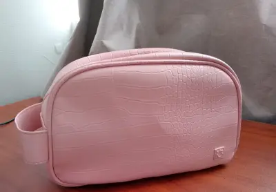 Neceser de viaje rosa y bolso llavero - miniatura 3