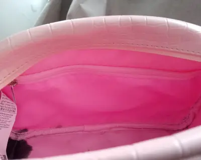 Neceser de viaje rosa y bolso llavero - miniatura 6