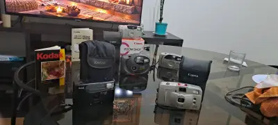 Cámaras analógicas Canon y Kodak con estuches - miniatura 1