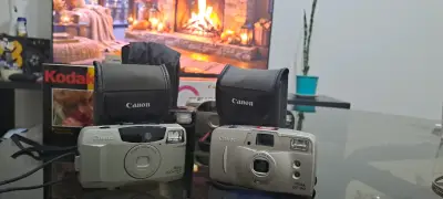 Cámaras analógicas Canon y Kodak con estuches - miniatura 2
