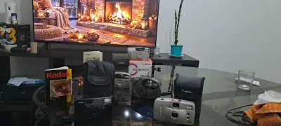 Cámaras analógicas Canon y Kodak con estuches - miniatura 3