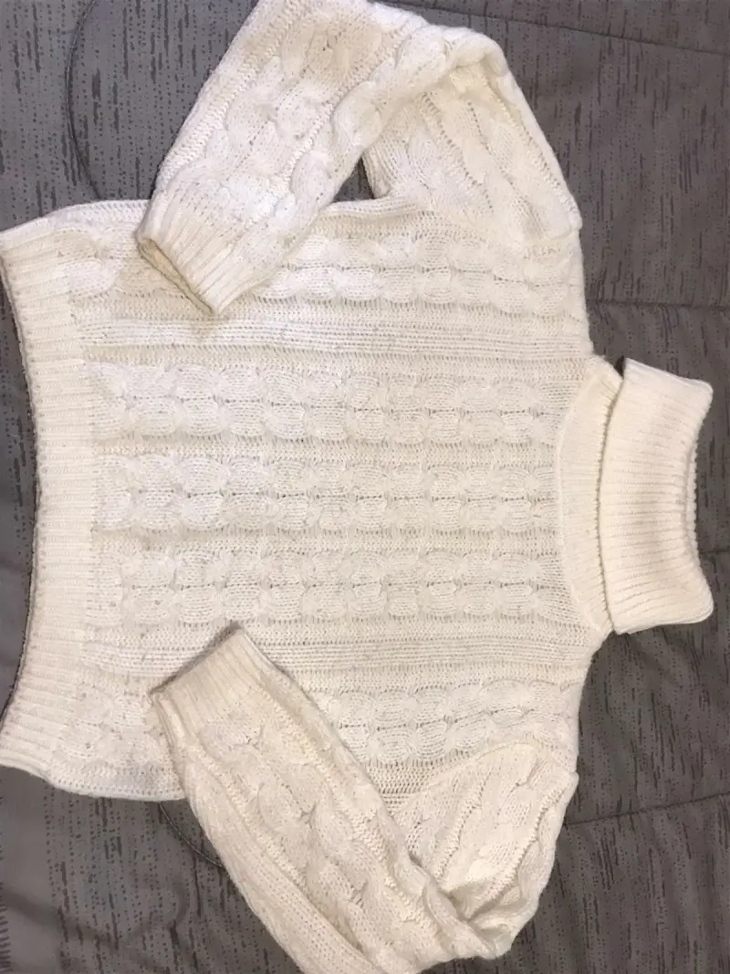 Suéter de lana blanco con cuello alto - 1