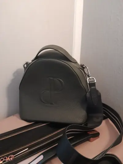 Bolso de cuero gris con diseño elegante - miniatura 1