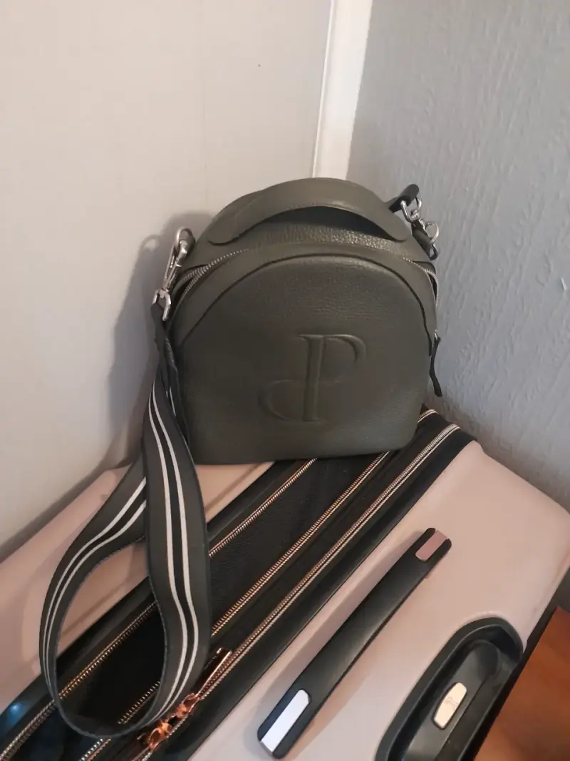 Bolso de cuero gris con diseño elegante - 2
