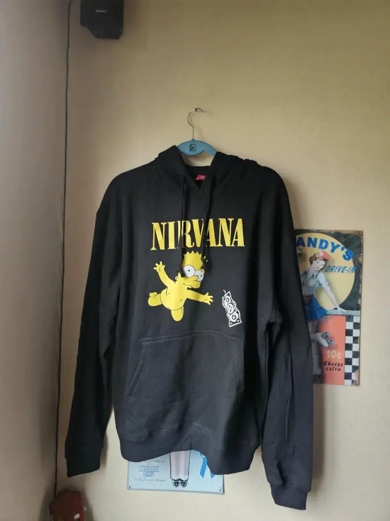 Polerón negro con diseño Nirvana y Bart