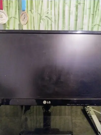 Monitor LG de 23 pulgadas en buen estado - miniatura 1