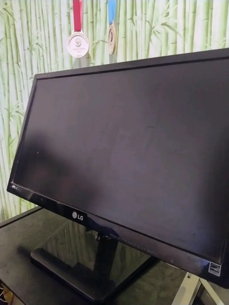 Monitor LG de 23 pulgadas en buen estado - 2