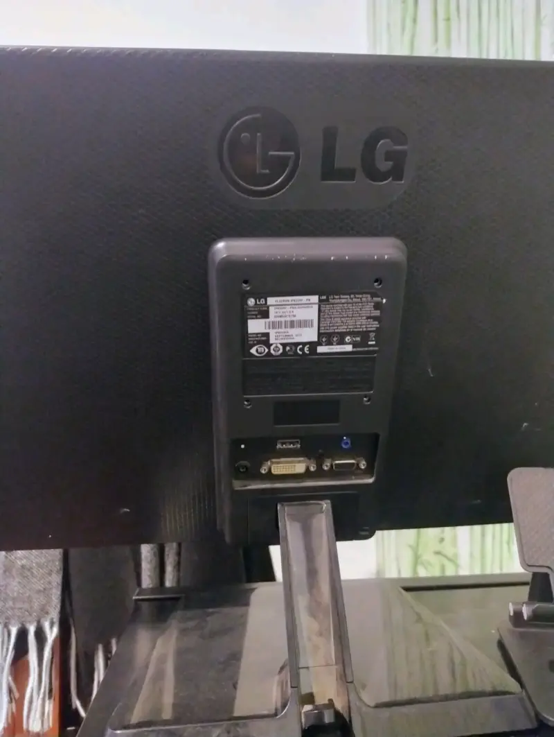 Monitor LG de 23 pulgadas en buen estado - 3