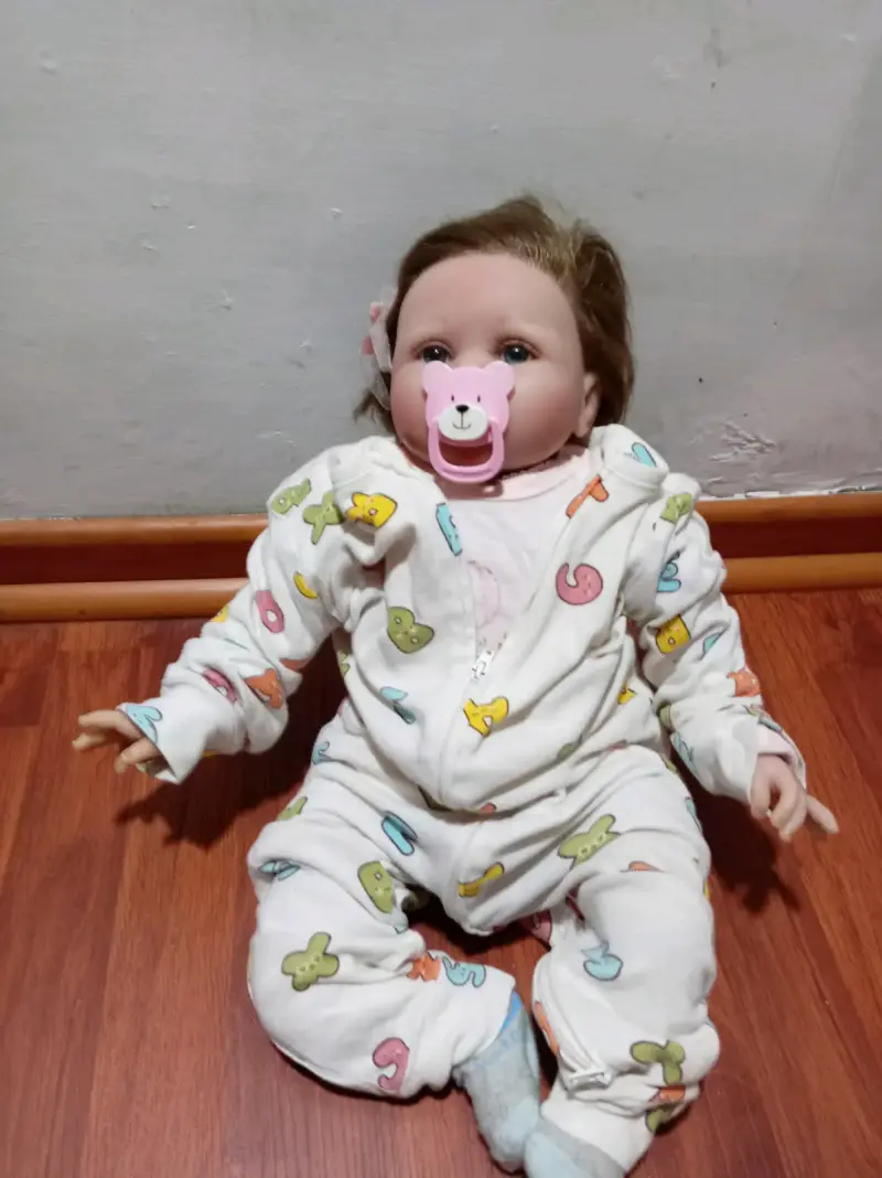 Muñeca bebé reborn con accesorios - 1