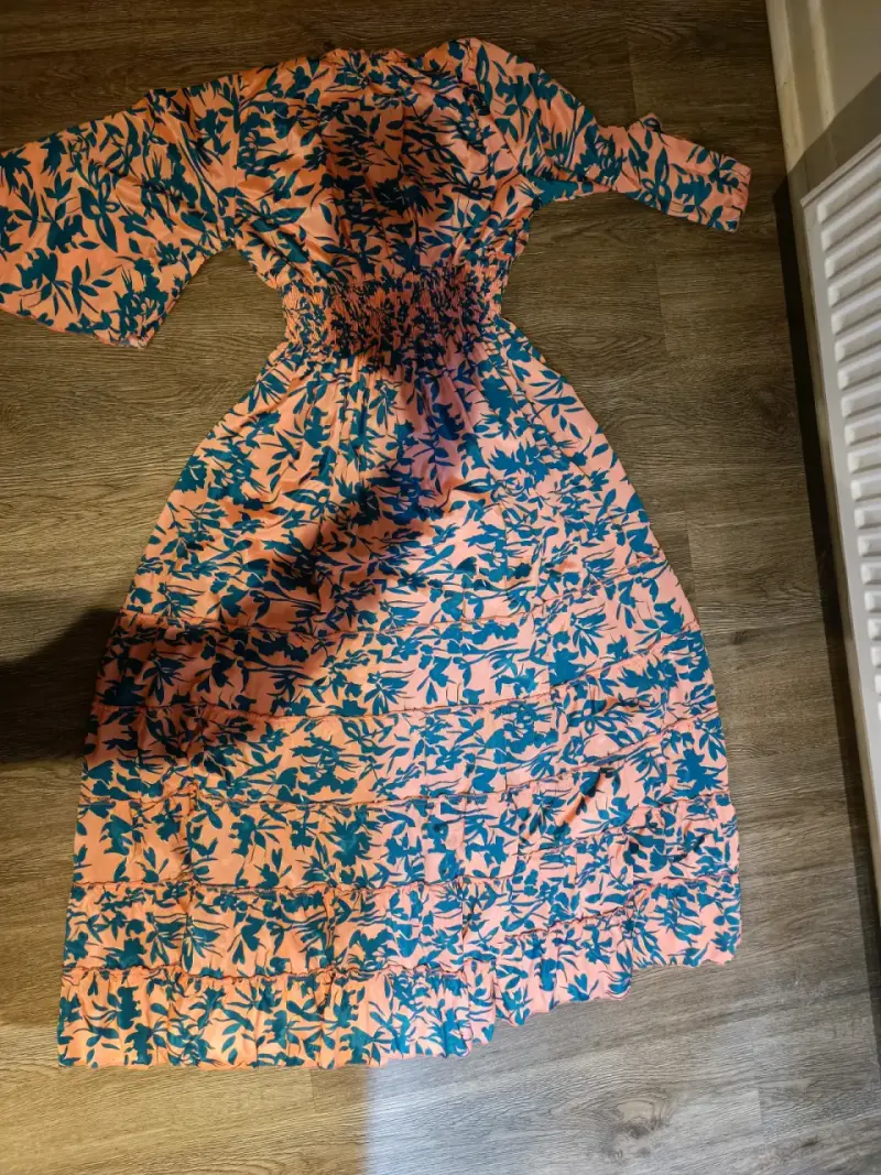 Vestido de verano elegante con estampado floral - 2