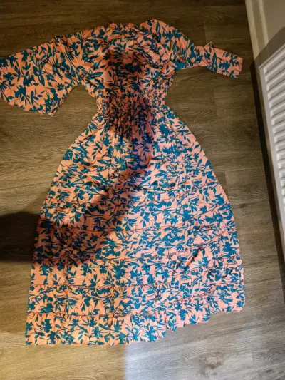 Vestido de verano elegante con estampado floral - miniatura 3