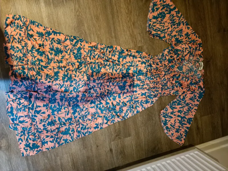 Vestido de verano elegante con estampado floral - 4