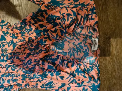 Vestido de verano elegante con estampado floral - miniatura 5
