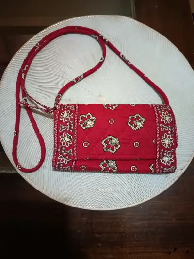 Cartera bandolera Vera Bradley roja con diseño flo - miniatura 1