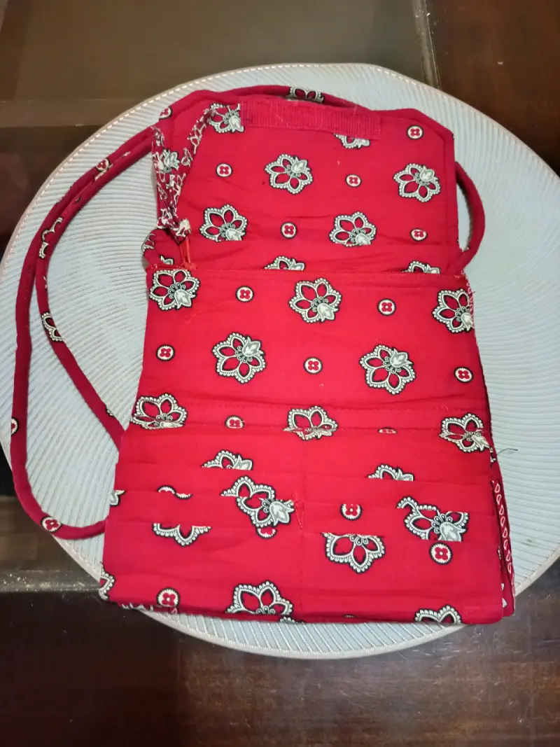 Cartera bandolera Vera Bradley roja con diseño flo - 2