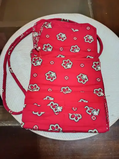 Cartera bandolera Vera Bradley roja con diseño flo - miniatura 2