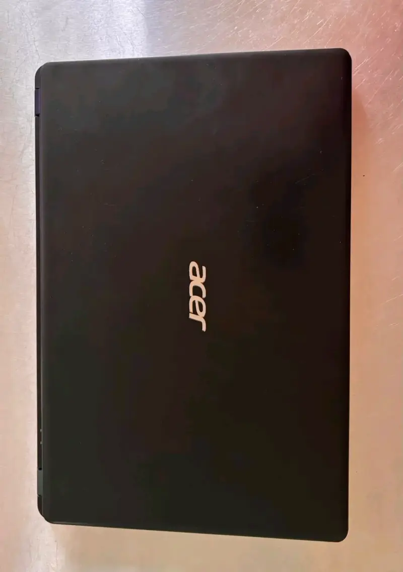 Laptop Acer Aspire con procesador AMD - 1