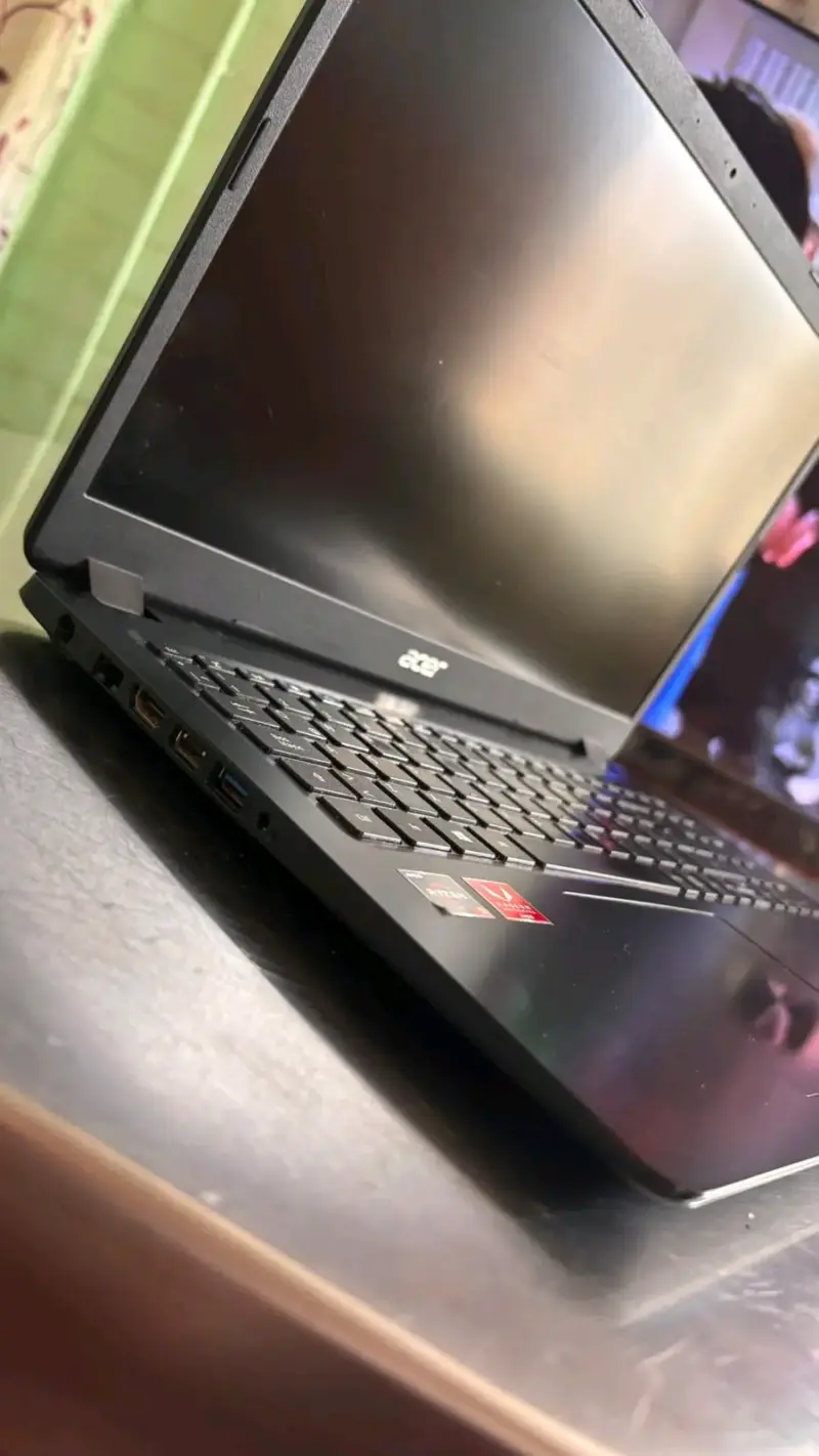 Laptop Acer Aspire con procesador AMD - 2