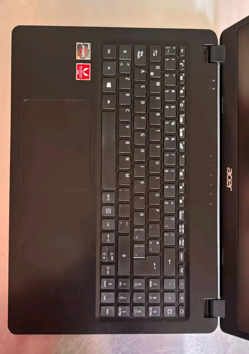 Laptop Acer Aspire con procesador AMD - 3
