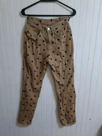 Pantalones beige con estampado de corazones - miniatura 1