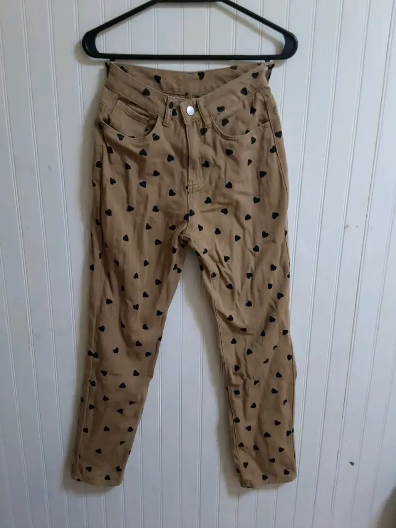 Pantalones beige con estampado de corazones - 2