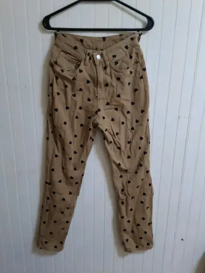 Pantalones beige con estampado de corazones - miniatura 2