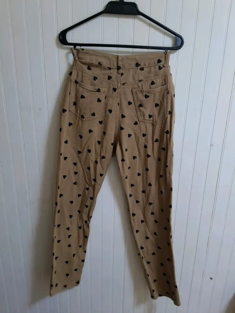 Pantalones beige con estampado de corazones - 3