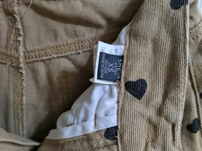 Pantalones beige con estampado de corazones - miniatura 4