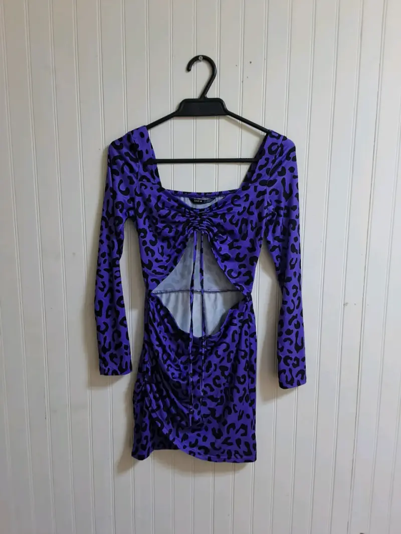 Vestido corto morado con estampado animal print