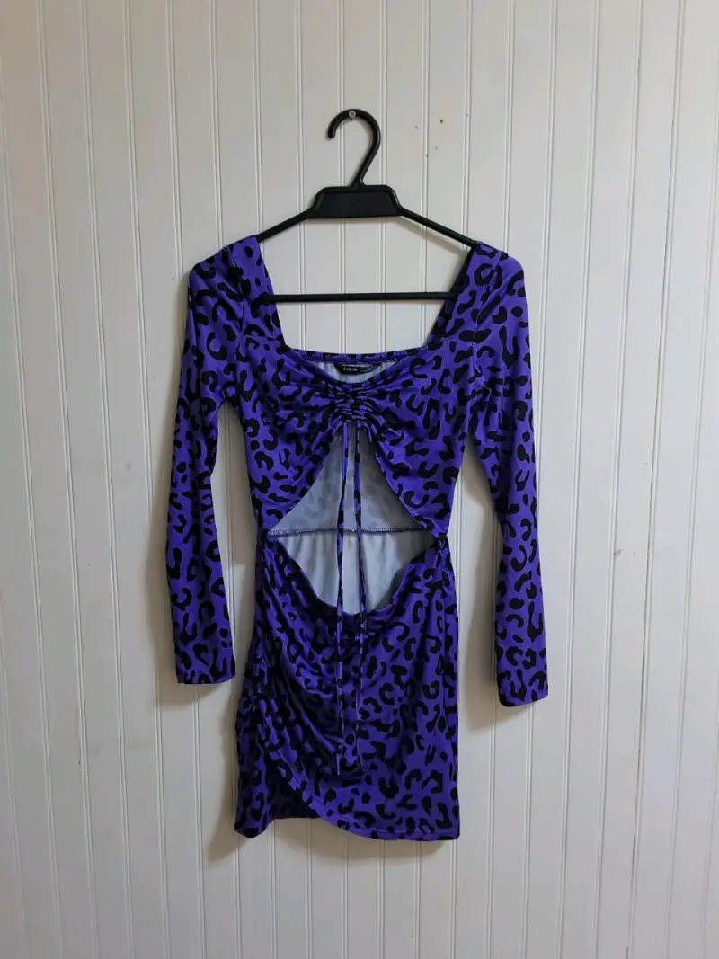 Vestido corto morado con estampado animal print - 2