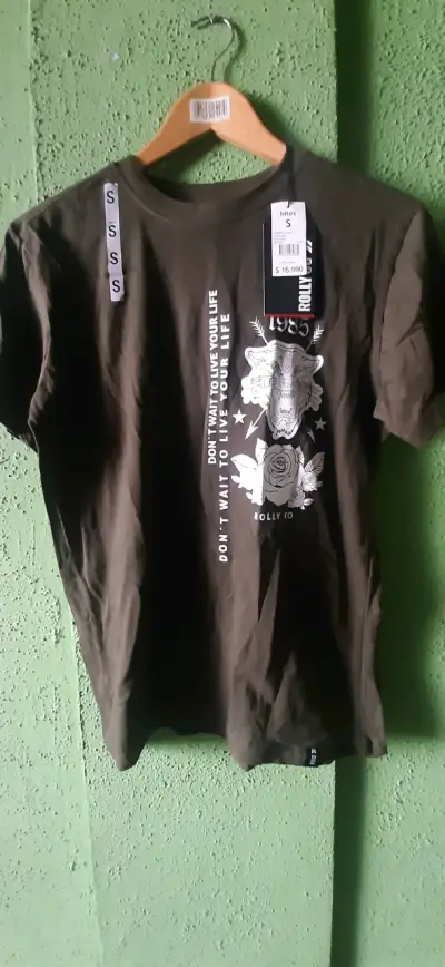 Polera negra con diseño gráfico Rolly Co - miniatura 1