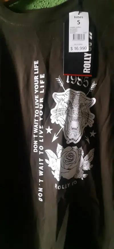 Polera negra con diseño gráfico Rolly Co - miniatura 2
